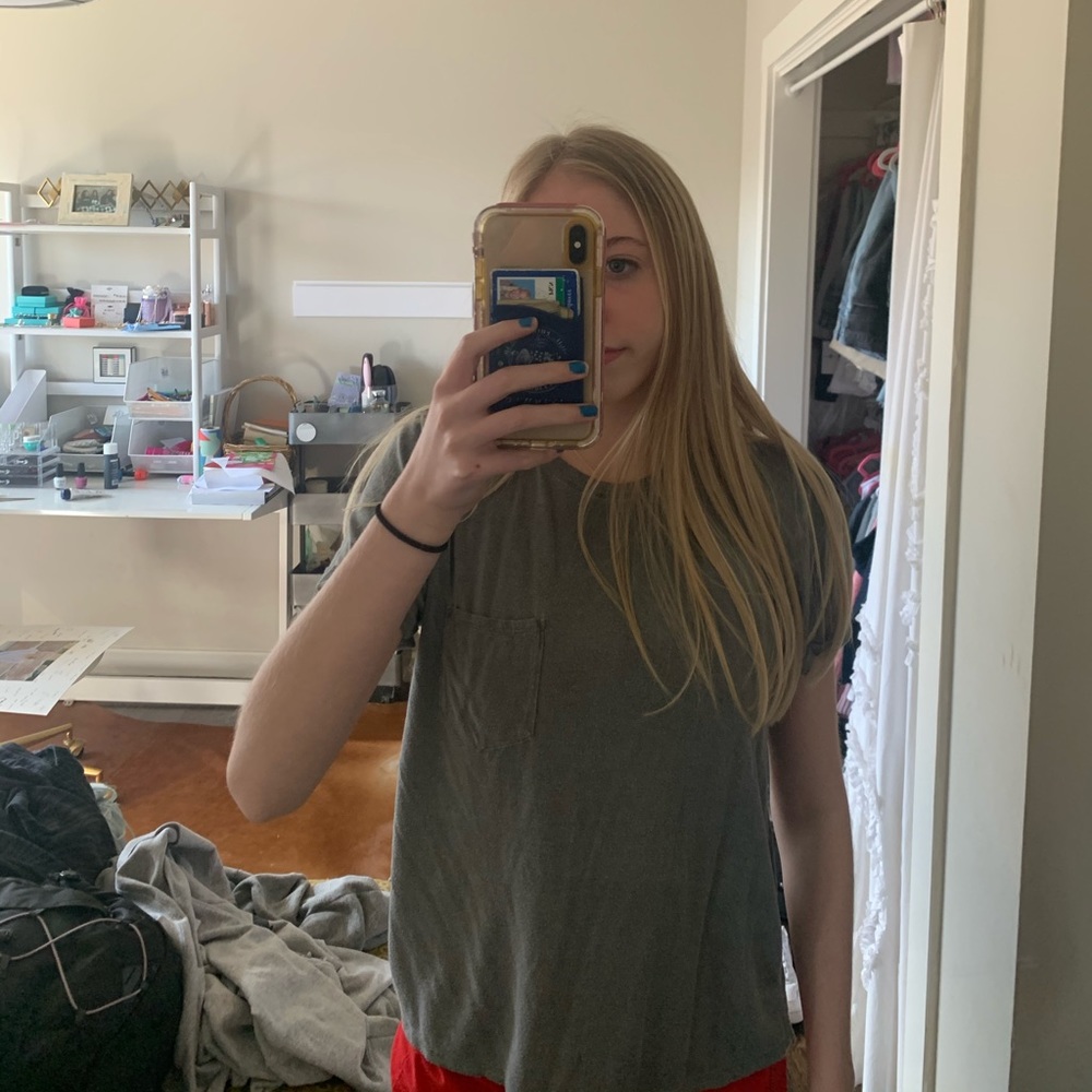 grey t shirt